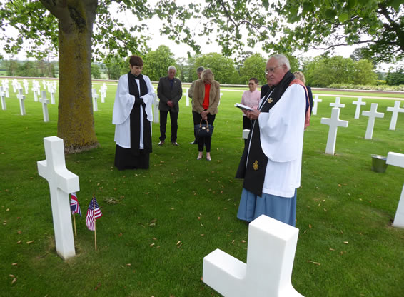 Arch Dcn Arthur Hawes & Rev Louisa Pitman  lead prayers at Harry Wensel's grave.
